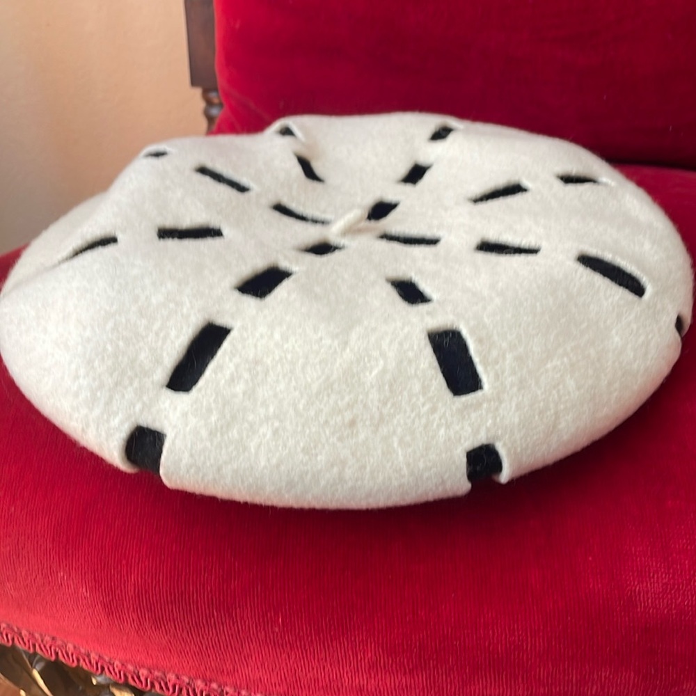 Beautiful reversible wool hat, white and black